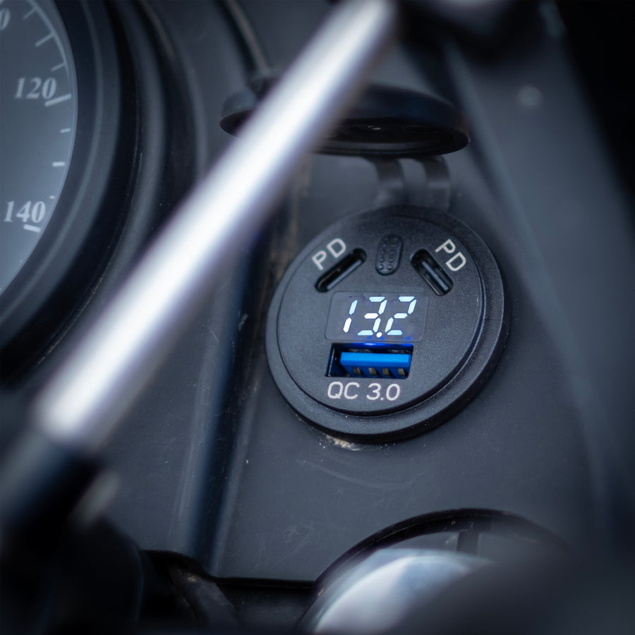 PA033 Dual port USB-C and USB-A power adapter/voltmeter
